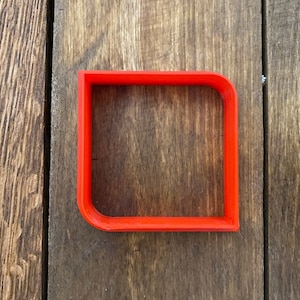 Ausstecher mit eingeklemmter quadratischer Form - Einzigartiges geometrisches Design für moderne Back-, Bastel- und Kreativprojekte