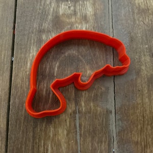 Peut inclure: Emporte-pièce en plastique orange en forme de lamantin.