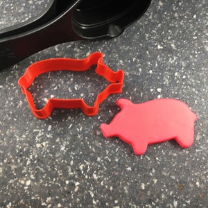 Pig Cookie Cutter – Adorable Farm Animal Shape for Baking, Fondant, & Crafting