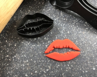 Kissing Lips Cutter – Fun Shape for Baking, Crafts, and Romantic Occasions
