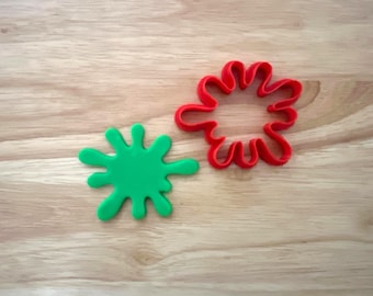 Cortador de galletas con salpicaduras de pintura: una forma divertida y artística para fiestas creativas, clases de arte y repostería colorida.