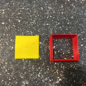 Varie dimensioni di tagliabiscotti quadrati