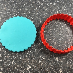 Round Scalloped Circle Shape Cutter – Perfect for Baking, Cookies, and Decorative Crafts