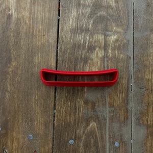 Può includere: Tagliapasta in plastica rossa a forma di canoa.