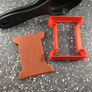 Thread Spool Cookie Cutter - Sewing-Themed Baking Tool for Creative Cookies & Crafts