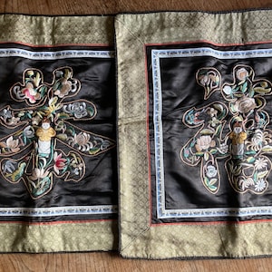 Duas fronhas bordadas chinesas vintage. Figuras em caracteres embelezados com flores. Amável.