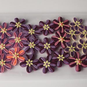Papier lila Blumen - handgemachte Quilling - Set von 10/25 Stück - 3D Blumen Dekorationen für Karten, Scrapbooking, Hochzeitsdeko & DIY-Handwerk