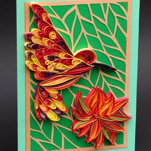 Biglietto pop-up con colibrì - Biglietto quilling primaverile - Fatto a mano per gli amanti della natura - Biglietto con penna d'uccello arancione -
