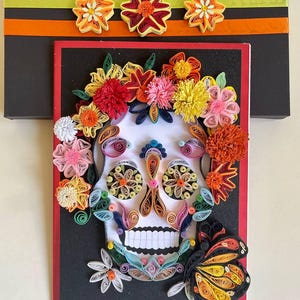 Tarjeta de filigrana del Día de los Muertos - Escultura de papel 3D - Regalo de calavera de azúcar con diseño de Catrina - Regalo de calavera con corona floral