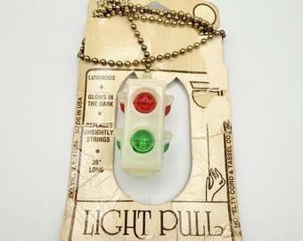 Vintage Glow in the Dark Traffic Light Stoplight Lamp Ceiling Fan Pull Chain NOS