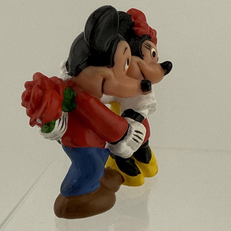 Figura vintage de Disney Mickey y Minnie Mouse abrazándose, Applause Flowers, PVC Figura A imagen 8