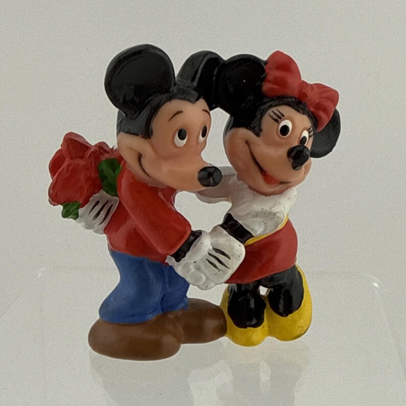 Figura vintage de Disney Mickey y Minnie Mouse abrazándose, Applause Flowers, PVC Figura A imagen 2