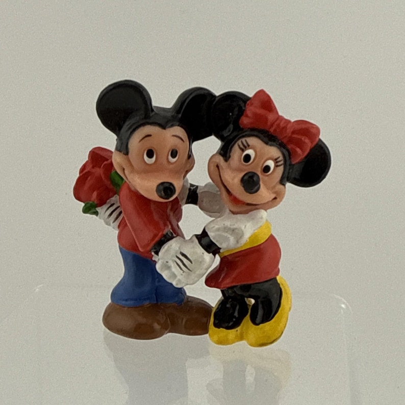 Figura vintage de Disney Mickey y Minnie Mouse abrazándose, Applause Flowers, PVC Figura A imagen 1