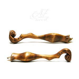 Puede incluir: Dos plumas de caligraf&iacute;a de madera con una punta de lat&oacute;n. Las plumas tienen una forma org&aacute;nica &uacute;nica con un detalle en espiral al final del mango. Las plumas est&aacute;n hechas por AZ Wood.