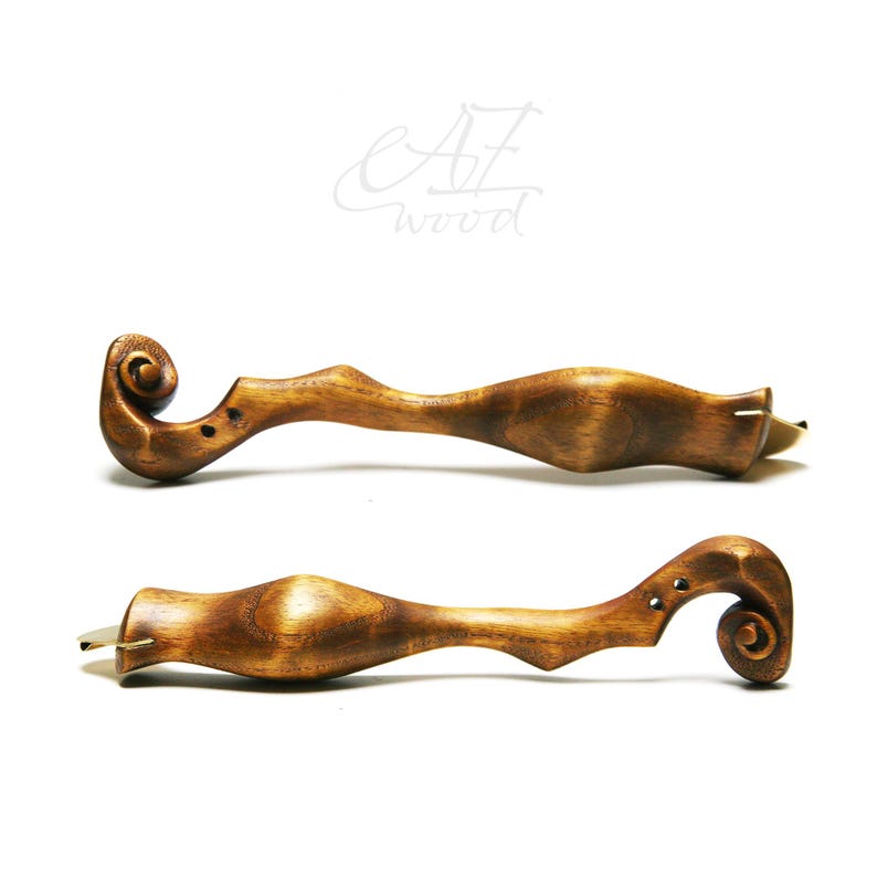Puede incluir: Dos plumas de caligraf&iacute;a de madera con una punta de lat&oacute;n. Las plumas tienen una forma org&aacute;nica &uacute;nica con un detalle en espiral al final del mango. Las plumas est&aacute;n hechas por AZ Wood.