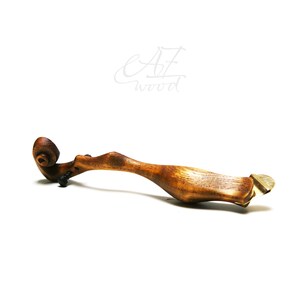 Puede incluir: Una pluma de caligraf&iacute;a de madera con una punta de lat&oacute;n y un mango curvo &uacute;nico. La pluma est&aacute; hecha por AZ Wood.