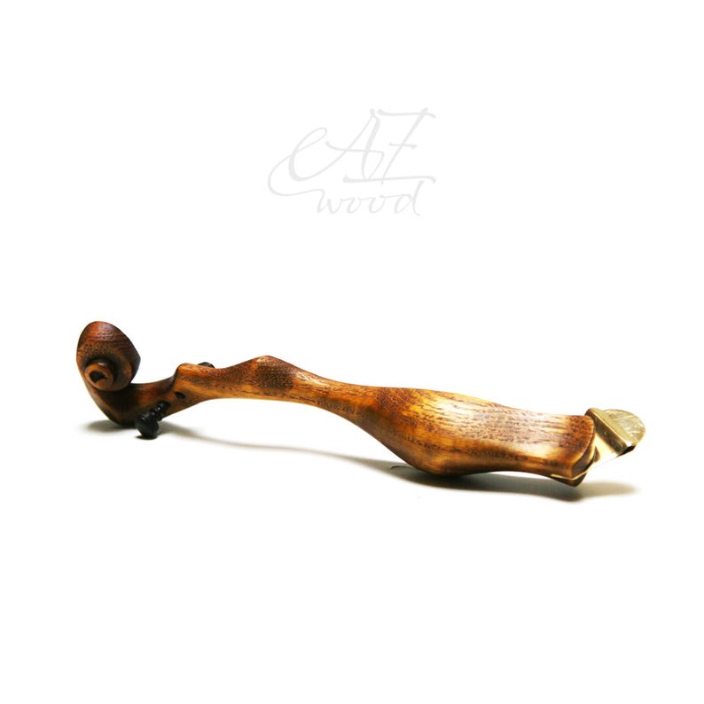 Puede incluir: Una pluma de caligraf&iacute;a de madera con una punta de lat&oacute;n y un mango curvo &uacute;nico. La pluma est&aacute; hecha por AZ Wood.