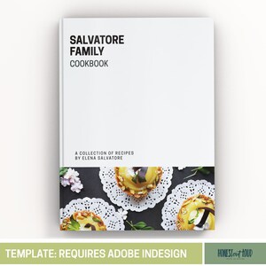 K&ouml;nnte beinhalten: Ein wei&szlig;er Kochbuchumschlag mit dem Text "SALVATORE FAMILY COOKBOOK" und dem Text "A COLLECTION OF RECIPES BY ELENA SALVATORE". Der Umschlag zeigt ein Foto von drei kleinen Zitronent&ouml;rtchen mit einer wei&szlig;en Spitze auf schwarzem Hintergrund.