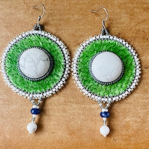 Pendientes grandes de piel de pez verde con centros y acentos de piedra howlita genuina