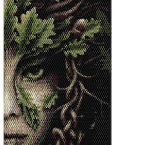 Peut inclure: Un gros plan sur le visage d'une femme, partiellement caché par des feuilles et des vignes vertes. Son œil est visible et sa peau est d'une couleur vert pâle. L'image rappelle un esprit de la nature ou une nymphe des bois.