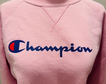 Sudadera rosa vintage Champion • Sudadera de cuello redondo con logo Y2K • Estilo urbano en tonos pastel suaves