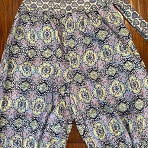 K&ouml;nnte beinhalten: Gemusterte Hose mit sich wiederholendem Design in Lavendel-, Gelb- und Marineblaut&ouml;nen. Der Bund und die Bindung weisen ein kontrastierendes Muster auf. Die Hose ist aus leichtem Stoff gefertigt.