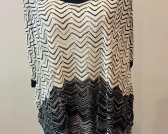 Suéter tipo túnica con estampado de chevrón de BCBG MaxAzria: Top de punto degradado de mezcla de seda con hombros descubiertos.