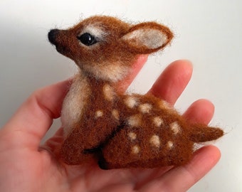 Needle felt little deer Felted animal Needle felted roe deer Animal brooch Animal jewelry Baby deer Felted roe deer Wool brooch Animal pin