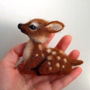 Needle felt little deer Felted animal Needle felted roe deer Animal brooch Animal jewelry Baby deer Felted roe deer Wool brooch Animal pin