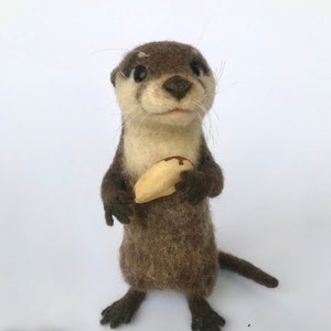 フェルトカワウソ、ニードルフェルトの動物、ウールフェルトのカワウソ、ニードルフェルトの動物、フェルトにした茶色のカワウソ、フェルトの動物、ウールカワウソ、動物愛好家への贈り物