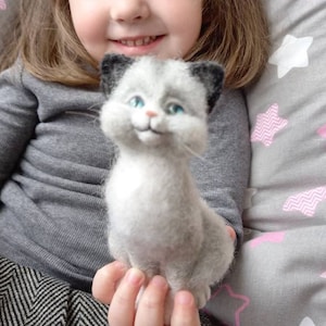 Felted animals Needle felted cat Felt cat Neddle felted kitten Animal miniature Felt kitten Wool felted cat Cat lovers gift Grey kitten