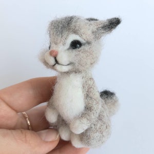 Gefilzte Tiere, nadelgefilzter Hase, Filzkaninchen, nadelgefilzte Tierminiatur, nadelgefilzter Hase, wollgefilzte Skulptur, Geschenk für Mädchen Grau