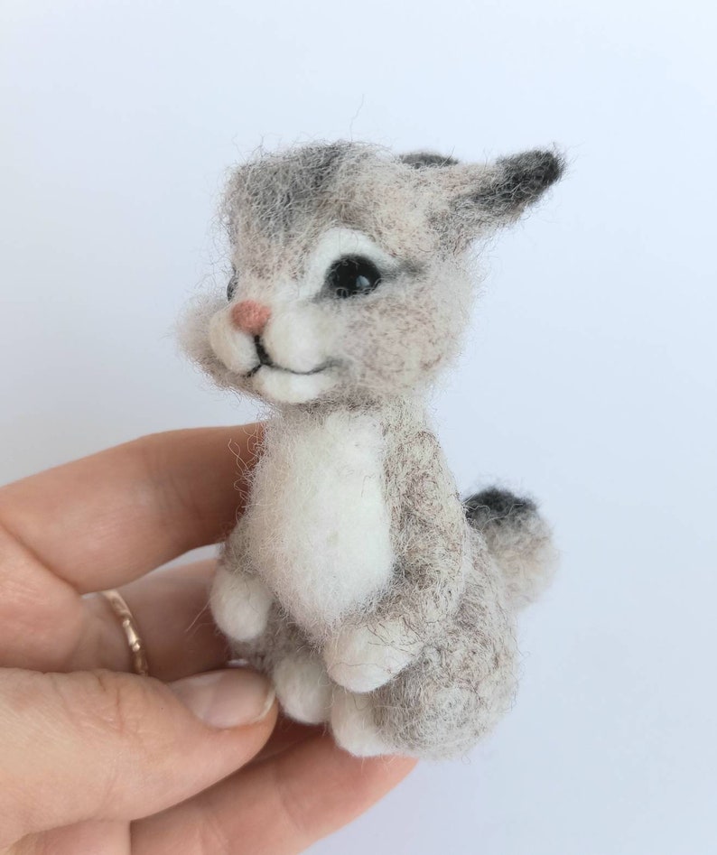 Gefilzte Tiere, nadelgefilzter Hase, Filzkaninchen, nadelgefilzte Tierminiatur, nadelgefilzter Hase, wollgefilzte Skulptur, Geschenk für Mädchen Grau