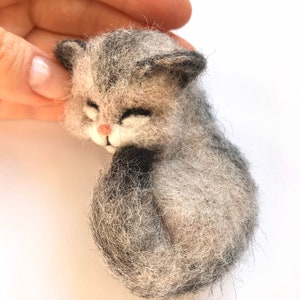 Felted brooch Cat pin Needle felted animal pin Felt brooch Needle felt animal brooch Felt pin Animal jewelry Felt cat brooch