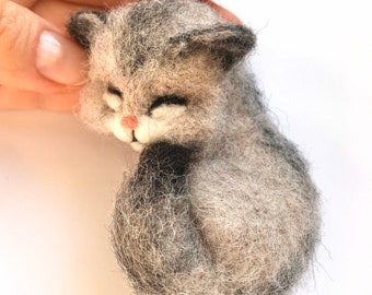 フェルト猫ブローチ：ニードルフェルトの動物ピン、ハンドメイドジュエリー