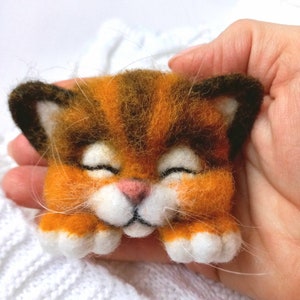 Felted brooch Cat pin Needle felted animal pin Felt brooch Needle felt animal brooch Felt pin Animal jewelry Felt cat brooch