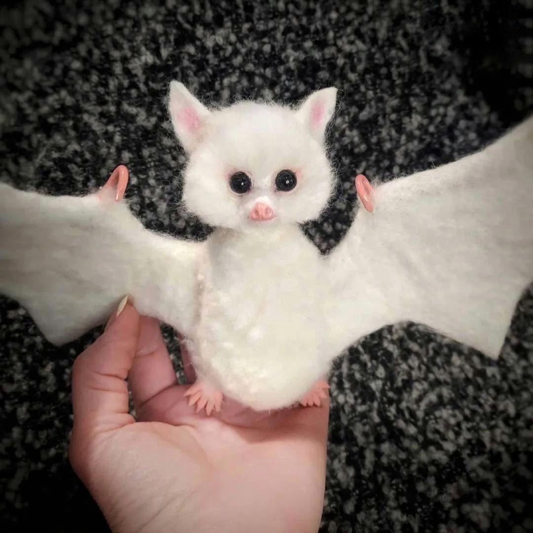 ニードルフェルトの白いコウモリのフィギュア：手作りウール動物（6