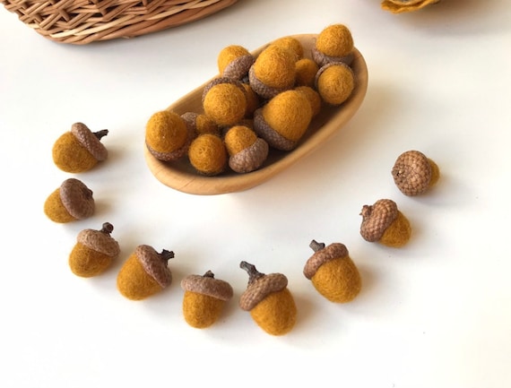 フェルトのどんぐり：手作りメリノウールの秋の装飾 - Etsy 日本