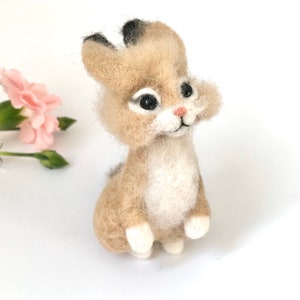 Gefilzte Tiere, nadelgefilzter Hase, Filzkaninchen, nadelgefilzte Tierminiatur, nadelgefilzter Hase, wollgefilzte Skulptur, Geschenk für Mädchen Beige