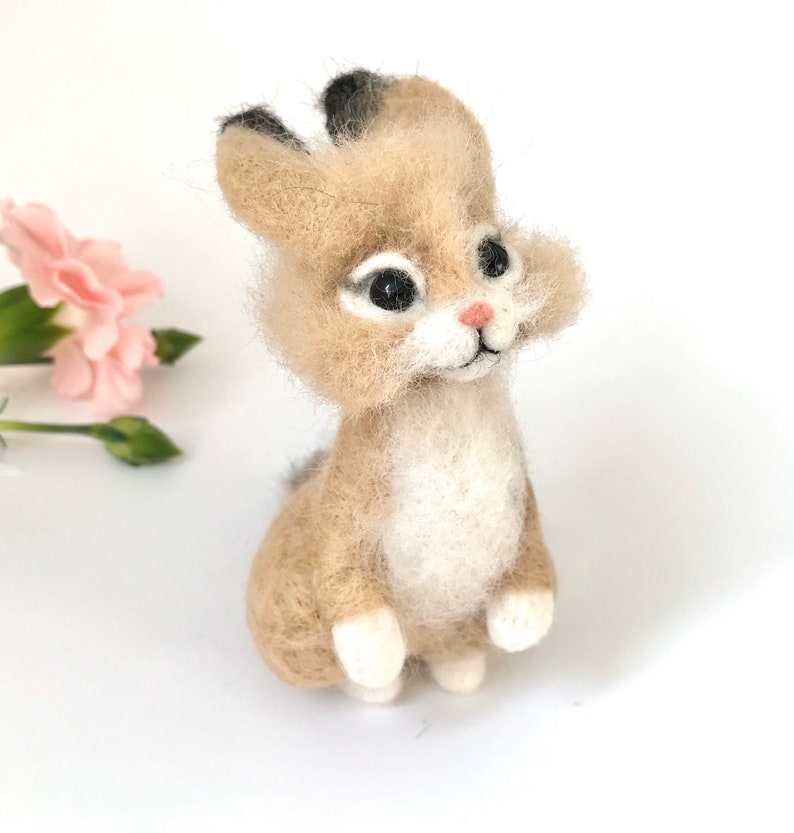 Gefilzte Tiere, nadelgefilzter Hase, Filzkaninchen, nadelgefilzte Tierminiatur, nadelgefilzter Hase, wollgefilzte Skulptur, Geschenk für Mädchen Beige