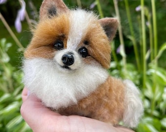 Miniatura Corgi z filcu igłowego: miękka wełniana rzeźba, prezent z okazji utraty zwierzaka