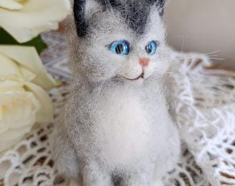 Nadelgefilzte Katzenskulptur: Handgemachtes Kätzchen aus Wolle, Grau mit blauen Augen
