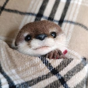 カワウソのブローチ、フェルトのカワウソのピン、フェルトのカワウソのブローチ、ニードルフェルトの動物のブローチ、カワウソ好きへの贈り物、カワウソのフェルト、ペットロスの贈り物