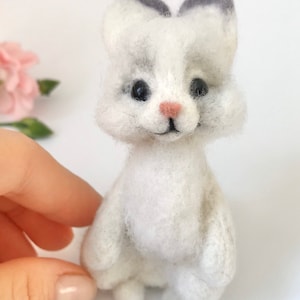 Gefilzte Tiere, nadelgefilzter Hase, Filzkaninchen, nadelgefilzte Tierminiatur, nadelgefilzter Hase, wollgefilzte Skulptur, Geschenk für Mädchen Weiß