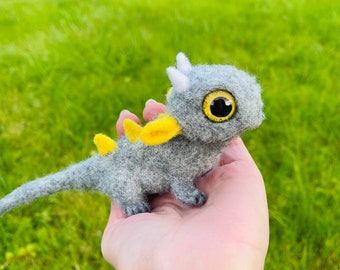 Needle felted dragon, White dragon with wings, Dragon figurine, Fairy dragon felted, Felted fairy hero, Cute present for dragon lover