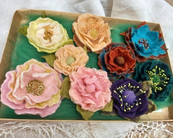 Set of 10 felted brooches Custom felt brooches Felted flower brooch Wholesale felt jewelry Wool felt brooch Felt flower brooch