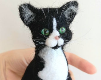 Needle felted blabj white cat Felt cat Neddle felted kitten Animal miniature Felt kitten Wool felted cat Cat lovers gift Black and white cat