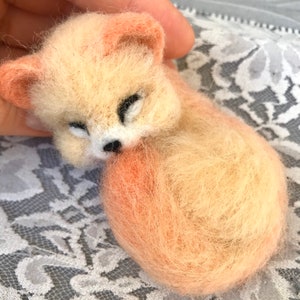 Felted brooch Cat pin Needle felted animal pin Felt brooch Needle felt animal brooch Felt pin Animal jewelry Felt cat brooch