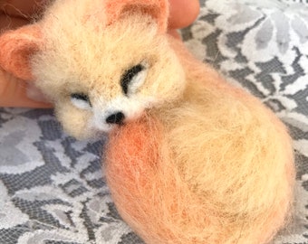 ニードルフェルトの猫のブローチ：手作りメリノウールの動物ピン