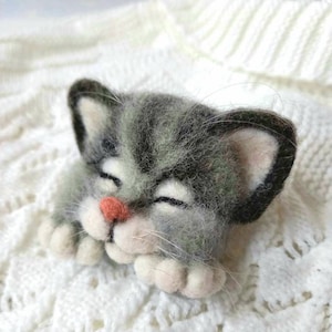 Felted brooch Cat pin Needle felted animal pin Felt brooch Needle felt animal brooch Felt pin Animal jewelry Felt cat brooch